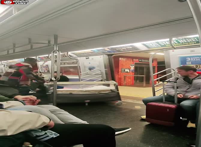 Video :In a cradle on the New York train, a guy falls asleep